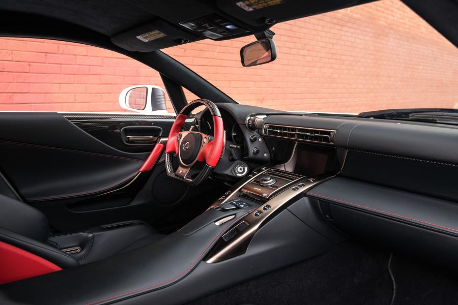 Интерьер Lexus LF-A 2010 года  (NA) (фото 6 из 35)
